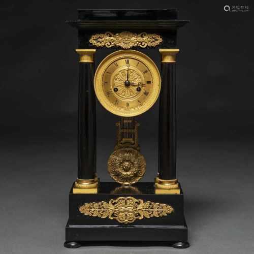 Reloj de sobremesa francés Napoleón III en madera ebonizada en negro. Siglo XIX