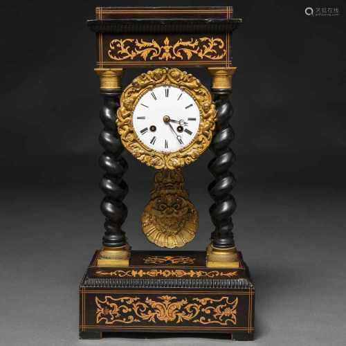 Reloj francés Napoleón III en madera ebonizada con marquetería floral. Siglo XIX