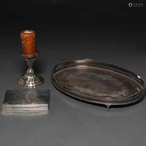Conjunto de candelero, caja de puros y bandeja para servir en plata punzonada. Siglo XX