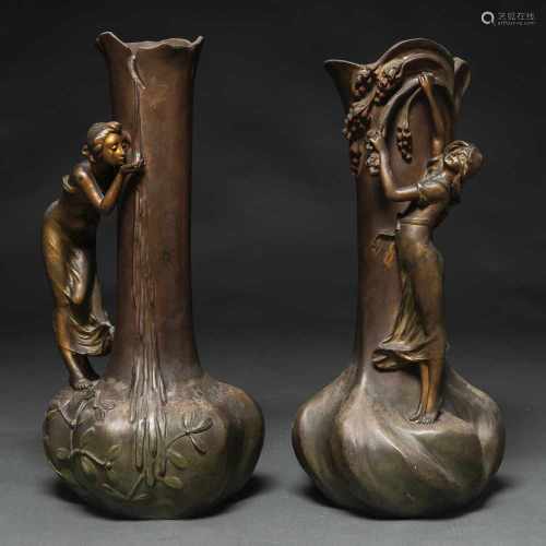 Pareja de floreros modernistas en bronce. h. 1900-1930