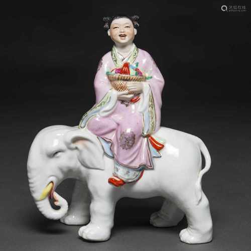 “Inmortal montado en Elefante” Grupo escultórico en porcelana época República (1912-1949)