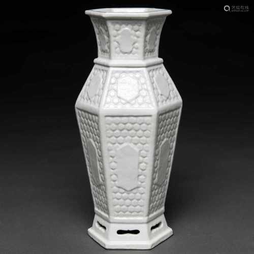 Jarrón hexagonal en porcelana Blanc de Chine. Trabajo Chino, Finales del siglo XVIII-XIX