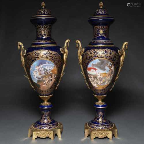 Gran pareja de jarrones en porcelana estilo Sévres. Trabajo Francés, Siglo XIX-XX
