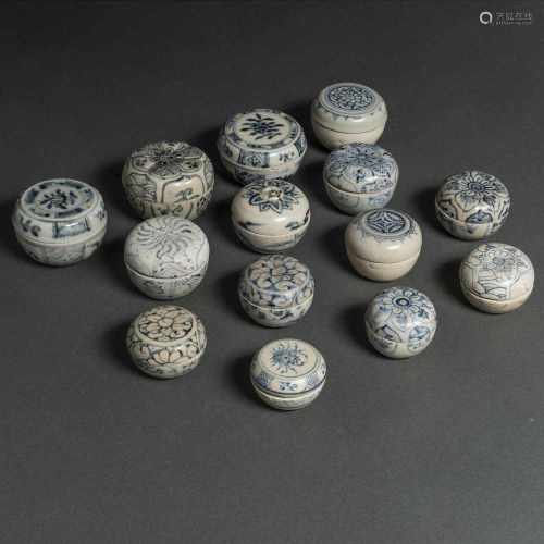 Conjunto de catorce cajas circulares en porcelana china azul y blanca de la Dinastia Ming