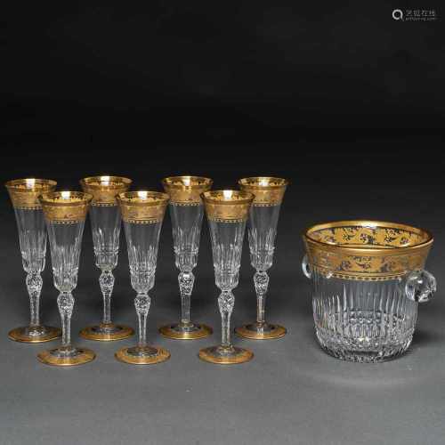 Conjunto de siete copas de Champagne y cubitera en cristal francés tallado de San Luís. Siglo XX.