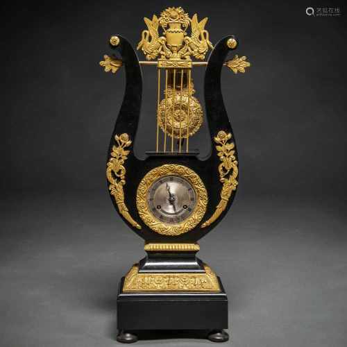 Reloj de Lira época Restauración en madera ebonizada en negro con aplicaciones en bronce dorado.