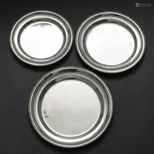Conjunto de tres bandejas circulares en plata española punzonada. Ley, 925, Siglo XX