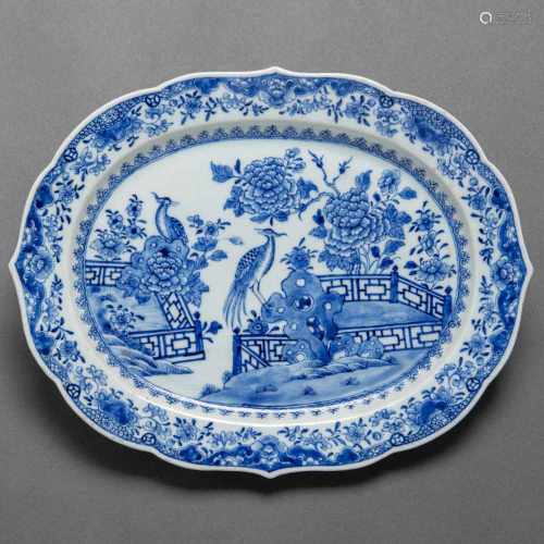 Fuente en porcelana china azul y blanca. Siglo XVIII