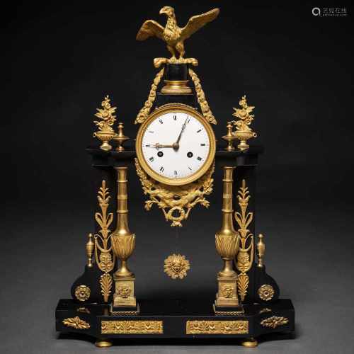 Reloj de sobremesa francés época Louis XVI en bronce dorado y mármol negro. Trabajo francés, Siglo