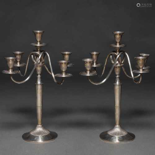Elegante pareja de candelabros de cinco luces entrelazados en plata española punzonada. Ley, 925,