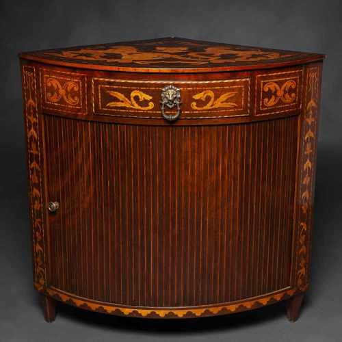Mueble rinconera de persiana Neoclásico, cilíndrico de marquetería de madera de caoba. Siglo XVIII