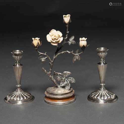Conjunto de pareja de candeleros en plata española punzonada y flor realizada en plata con