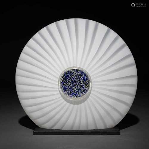 Lámpara de sobremesa de forma elíptica en cristal blanco con decoración en el centro en tonos