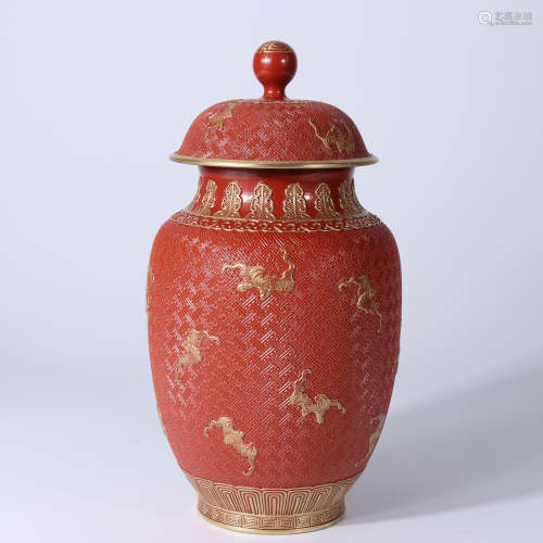 A COVERED PORCELAIN VASE IMITATE LACQUER STYLE