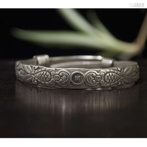 A BRACELET WITH CARVED FISH DECORATION