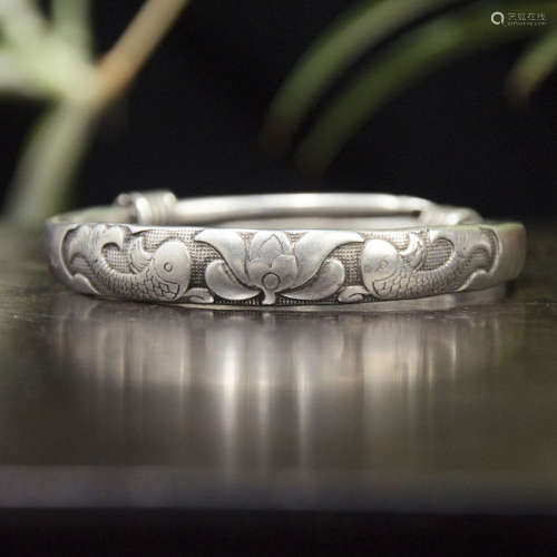 A BRACELET WITH CARVED FISH DECORATION