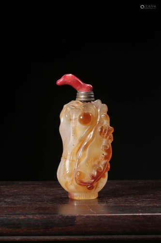 AN AGATE CARVED DRAGON CABBAGE SHAPE SNUFF BOTTLE THE REPUBLIC OF CHINA ERA