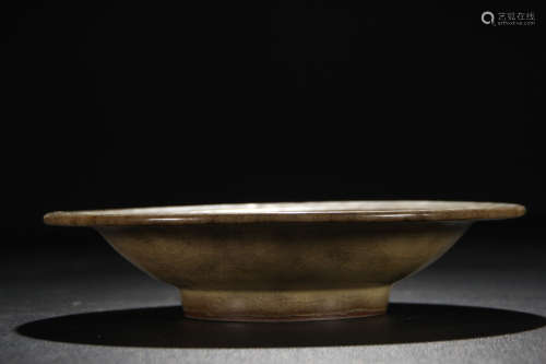 AN EXTENDED-RIM DISH IMITATE SONG DYNASTY LONGQUAN GUAN-TYPE