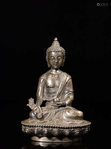 A SITTING SLIVER FIGURE OF MEDICINE BUDDHA ORNAMENT