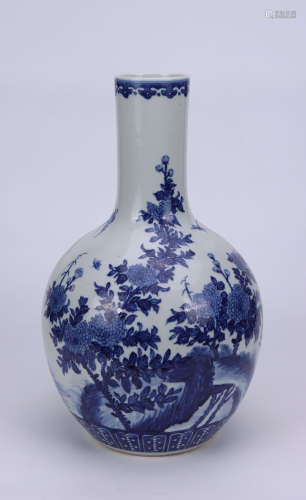 A BLUE AND WHITE BIRDS AND FLOWERS VASE QING DYNASTY QIANLONG PERIORD