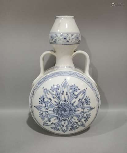 A BLUE AND WHITE GUARD FLAT VASE MING DYNASTY