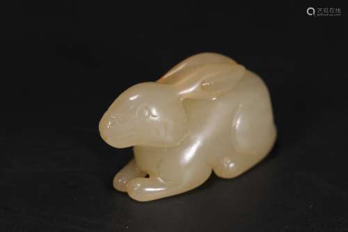 A HETIAN WHITE JADE CARVED RABBIT ORNAMENT