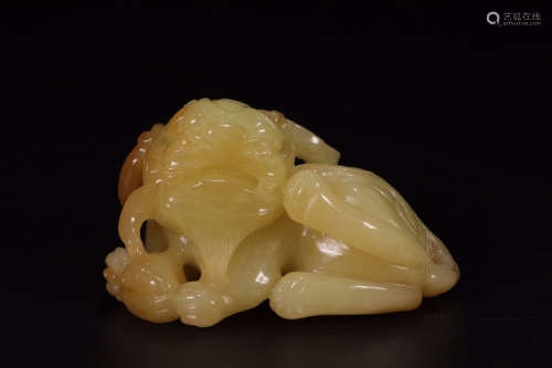 A CARVED HETIAN YELLOW JADE LION ORNAMENT QING DYNASTY