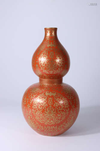 A CORAL-RED GILT LOUTS GUARD-SHAPED VASE QING DYNASTY QIANLONG PERIORD
