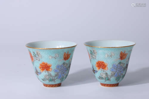 A PAIR OF FAMILLE ROSE FLORALS CUPS QING DYNASTY KANGXI PERIOD