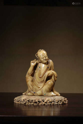 A FINE CARVED SITTING SHOUSHAN STONE FIGURE OF ARHAT