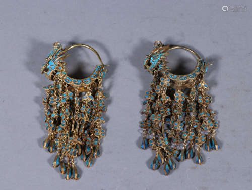 A PAIR OF SILVER GILT TURQUOISE DECORATED DRAGON EARINGS