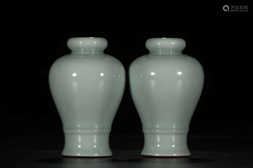 A PALE CELADON GLAZED MEIPING VASE QING DYNASTY QIANLONG PERIOD