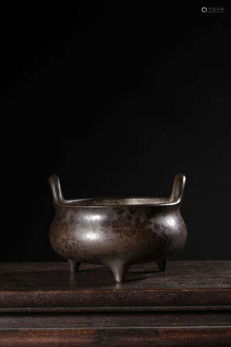 A BRONZE ROUND HANDLED CENSER ‘DA MING ZHENGDE NIAN ZHI MARKED’