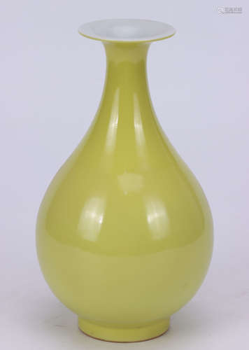 A YELLOW GLAZED YUHUCHUNPING QING DYNASTY YONGZHENG PERIOD