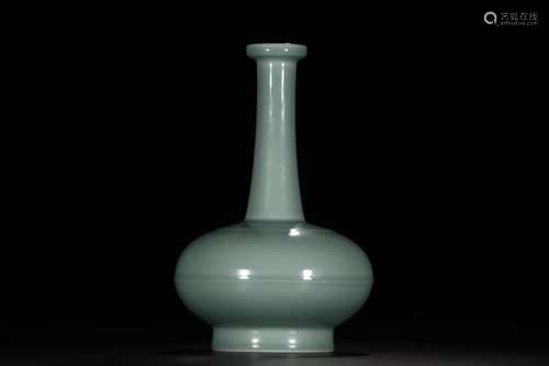 A CELADON GLAZED FLASK QING DYNASTY YONGZHENG PERIOD