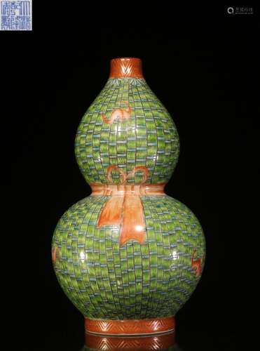 FAMILLE ROSE 'BAMBOO AND BATS' DOUBLE GOURD VASE