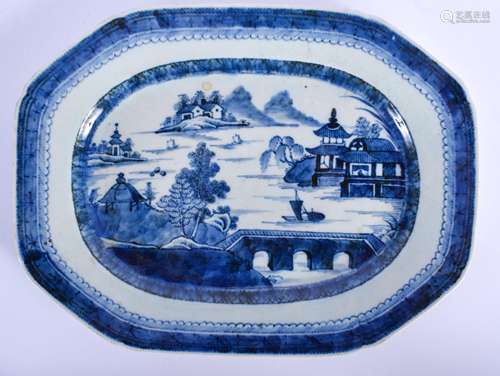 AN 18TH CENTURY CHINESE EXPORT BLUE AND WHITE DISH