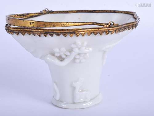 A 17TH/18TH CENTURY CHINESE BLANC DE CHINE LIBATION CUP