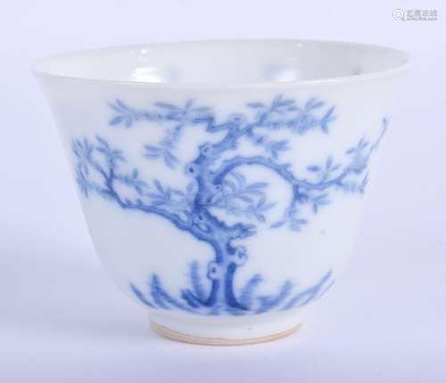AN EARLY 20TH CENTURY CHINESE BLUE AND WHITE TEABOWL