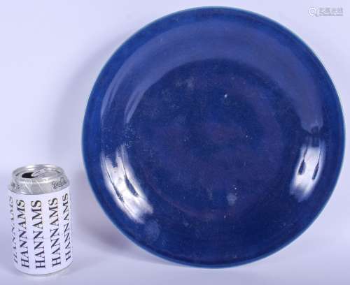 A LARGE 18TH CENTURY BLUE GLAZED PORCELAIN DISH