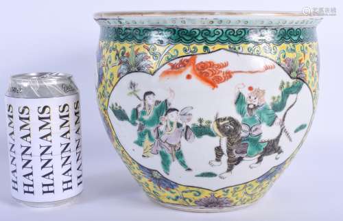 A 19TH CENTURY CHINESE PORCELAIN FAMILLE JAUNE CIRCULAR