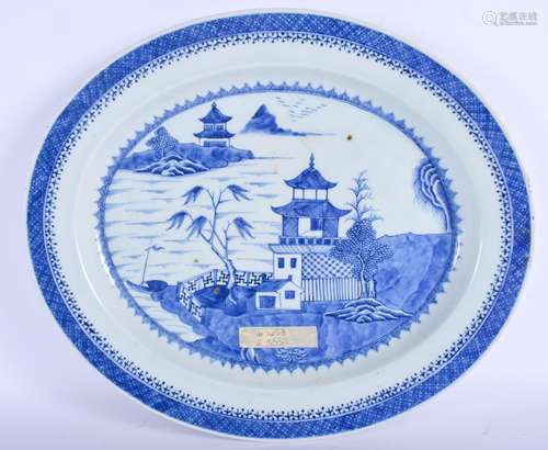 A LARGE 18TH CENTURY CHINESE BLUE AND WHITE PLATTER