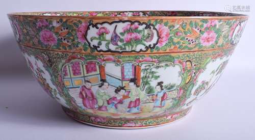 A LARGE 19TH CENTURY CHINESE CANTON FAMILLE ROSE PUNCH