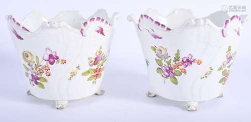 A PAIR OF 18TH CENTURY VIENNA PORCELAIN URNS of