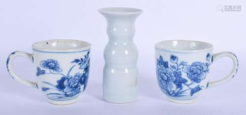 A PAIR OF 18TH CENTURY CHINESE BLUE AND WHITE CUPS