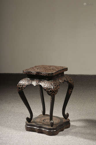 LACQUERED AND CARVED WOODEN SIDE TABLE WITH CURVED LEGS