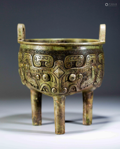 A CHINESE BRONZE VESSEL