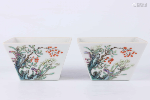 A PAIR OF CHINESE FLORAL FAMILLE ROSE PO…