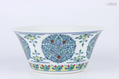 A CHINESE FLORAL PORCELAIN WINE CUP