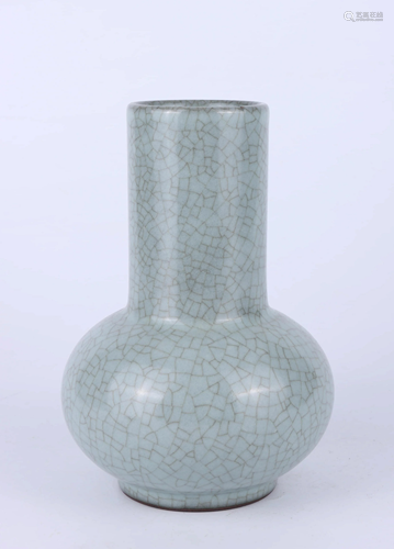 A CHINESE GEYAO GLAZED PORCELAIN VASE